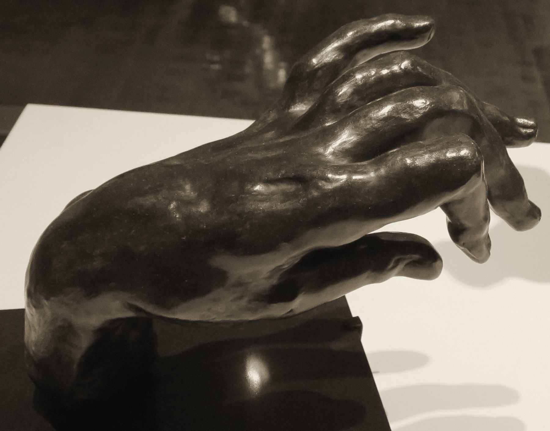 Main en bronze de Rodin, doigts légèrement fléchis